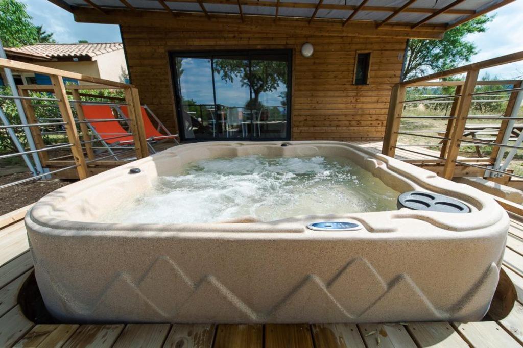 Camping Les Hautes Prairies Lourmarin Esterno foto