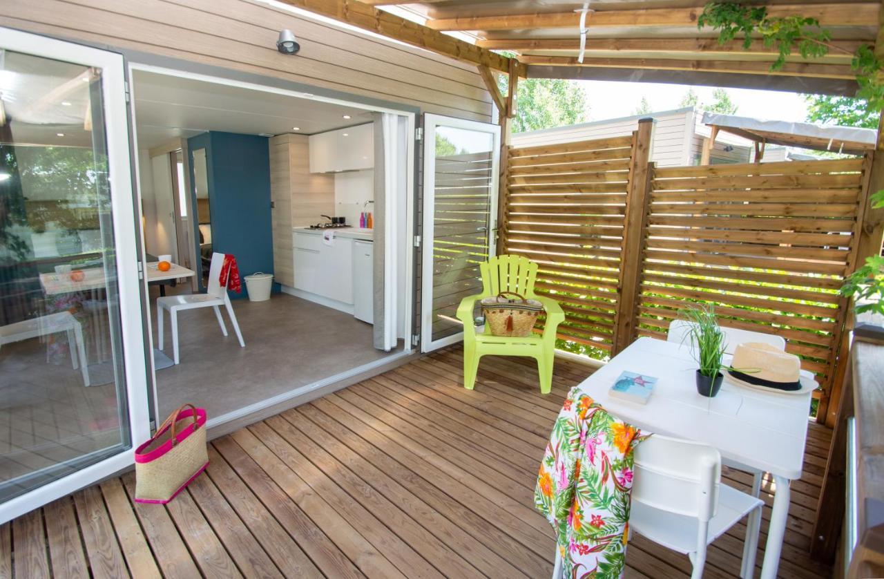 Camping Les Hautes Prairies Lourmarin Esterno foto