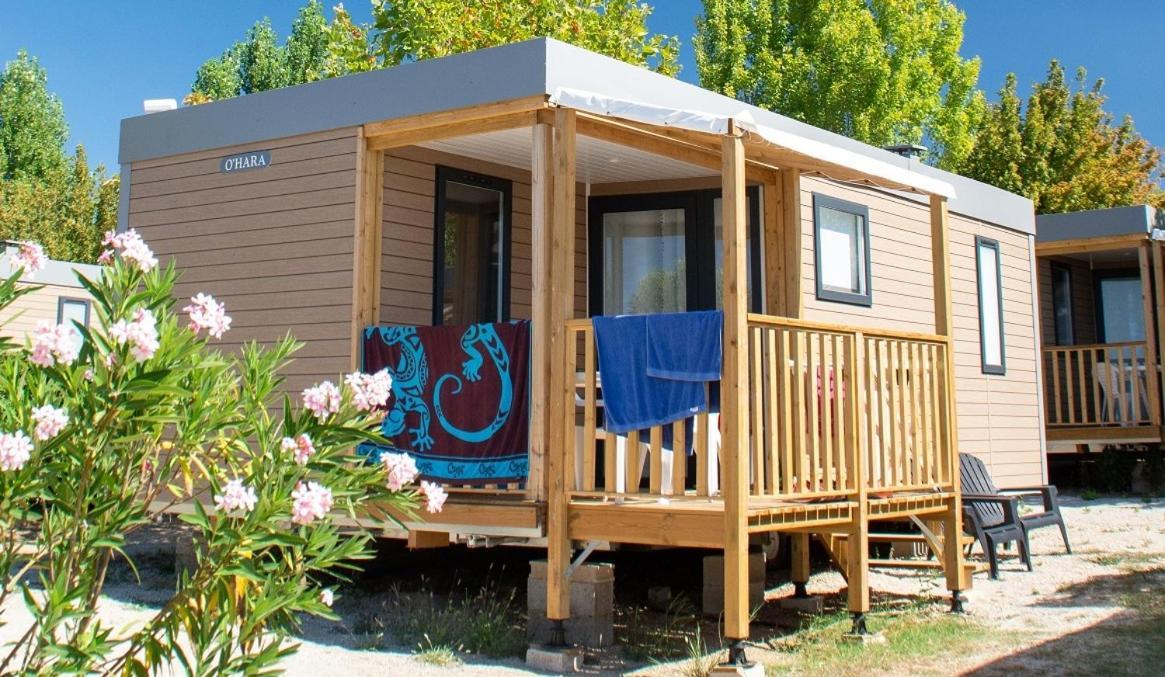 Camping Les Hautes Prairies Lourmarin Esterno foto