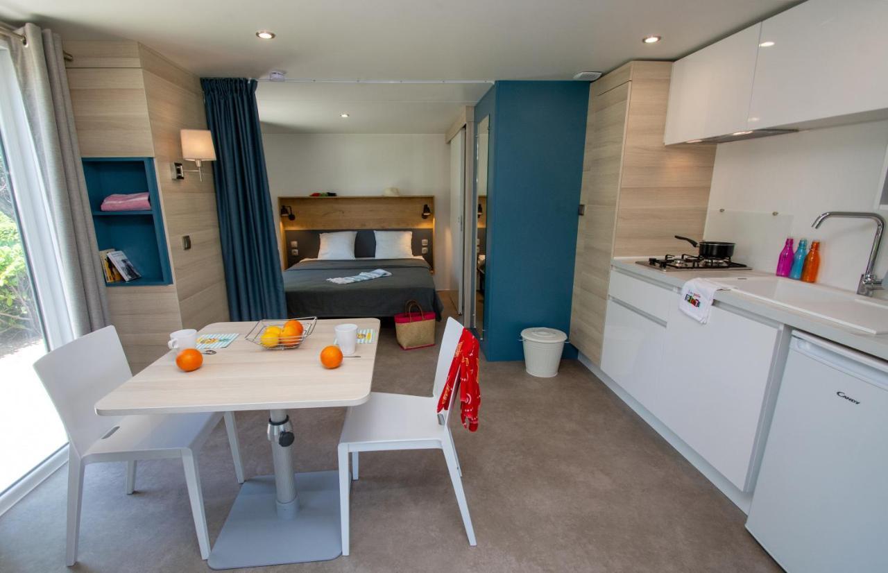 Camping Les Hautes Prairies Lourmarin Esterno foto