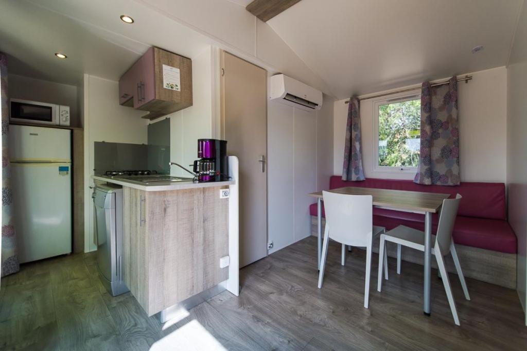 Camping Les Hautes Prairies Lourmarin Esterno foto