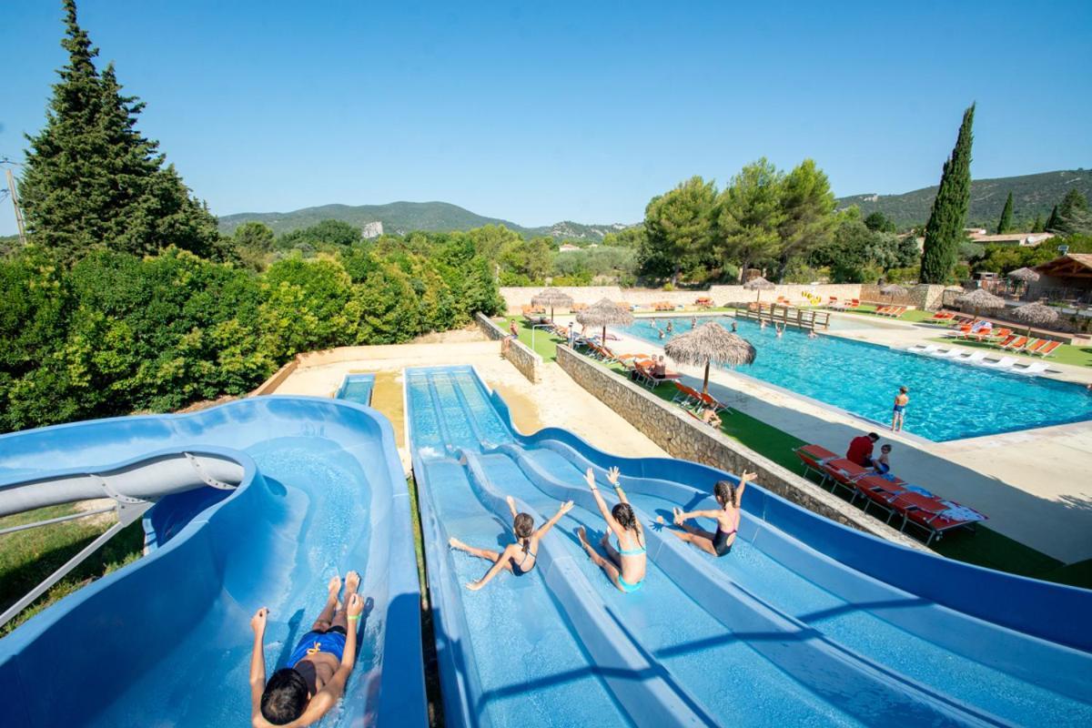 Camping Les Hautes Prairies Lourmarin Esterno foto