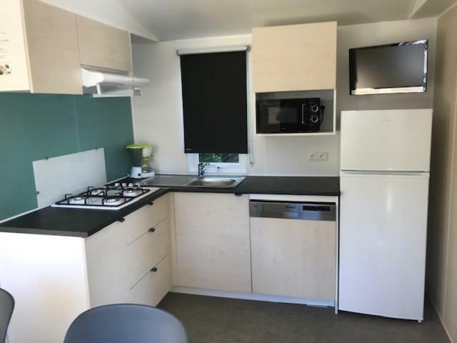 Camping Les Hautes Prairies Lourmarin Esterno foto